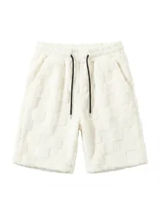 Detailansicht der weißen, plüschigen Herren-Shorts mit Karomuster und schwarzem Kordelzug
