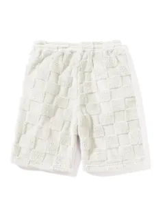 Detailansicht der weißen, karierten Plüsch-Shorts für Herren mit weicher Textur