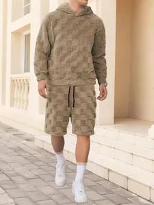 Herren Set aus Kapuzenpullover und Shorts mit Schachbrettmuster aus khakifarbenem Plüsch.