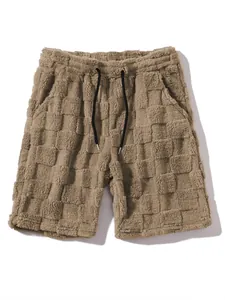 Detailansicht der kamelfarbenen Plüschshorts mit geprägtem Karomuster und Kordelzug
