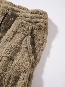 Detailansicht der flauschigen Karostruktur und des dehnbaren Bundes der Fleece-Shorts für Herren