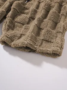 Detailansicht der braun karierten Plüsch-Fleece-Struktur dieser Herren-Freizeitshorts