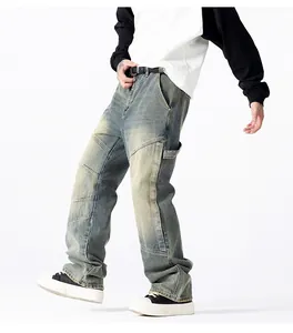 Vue détaillée du jean en denim bleu vintage pour hommes avec design patchwork