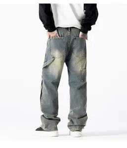 Vue arrière détaillée d'un jean bleu vintage pour homme, coupe droite et large, style urbain