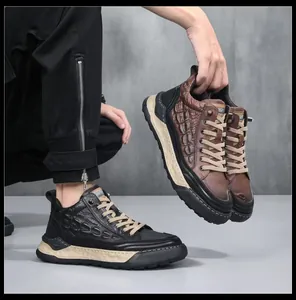 Detailopname van casual herenschoenen met stijlvolle krokodillentextuur in zwart en bruin