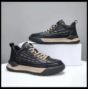 Detailweergave van stijlvolle zwarte herensneakers met krokodillentextuur en veters.
