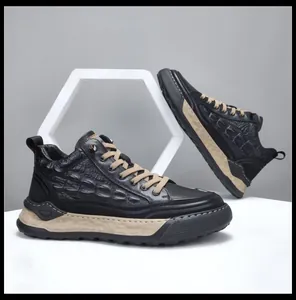 Detail van zwarte casual herenschoenen met reptieltextuur, kaki veters en tweekleurige zool