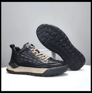Gedetailleerd zijaanzicht van zwarte casual herenschoenen met krokodillenstructuur en tan veters