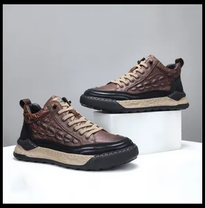 Gedetailleerd profiel van bruine herensneakers met een kunstmatige krokodillenhuidtextuur