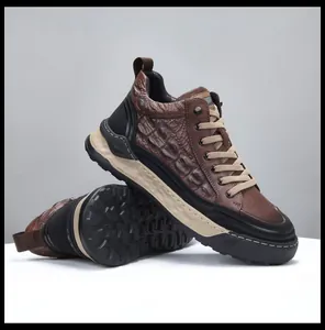 Gedetailleerd overzicht van hoge herensneakers met bruin krokodillenleer en een dikke zool.