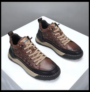 Zijaanzicht van bruine leren herensneakers met krokodillenhuidtextuur en dikke zolen