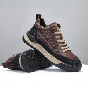 Heren casual bruine schoenen met krokodillentextuur en lichte rubberen zool.