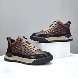 Stijlvolle bruine herenschoenen met krokodillentextuur en een duurzame rubberen zool.