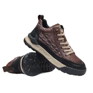 Hoge casual herensneakers met bruin krokodillenpatroon en een stevige rubberen zool