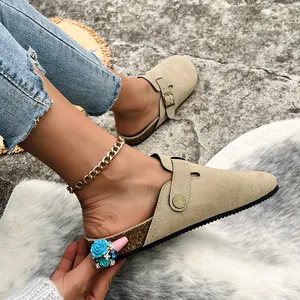 Dettaglio sabot donna in pelle scamosciata beige con fibbia regolabile e suola in sughero