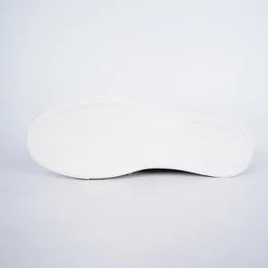 Gedetailleerd macro-overzicht van de witte canvas schoenzool met antislip golfpatroon