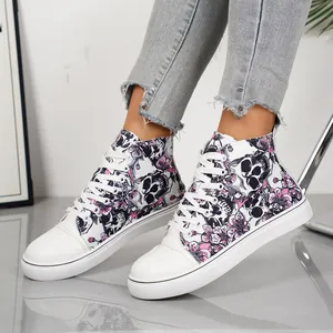 Gedetailleerd overzicht van hoge canvas damesschoenen met stijlvolle schedel en bloemen
