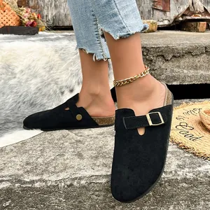Eleganti sabot in camoscio nero da donna con suola in sughero e fibbia regolabile.
