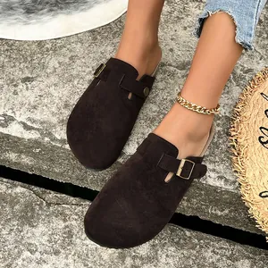 Mules casual da donna in pelle scamosciata marrone scuro con elegante fibbia regolabile