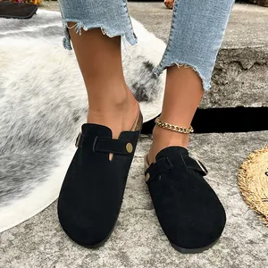Comodi zoccoli classici in pelle scamosciata nera da donna con fibbia in metallo