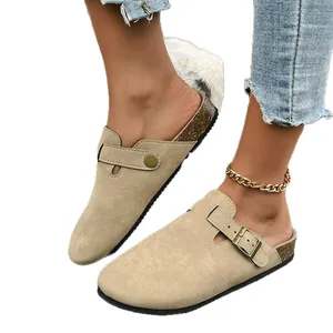 Sabot da donna in camoscio beige con suola in sughero e fodera in morbida pelliccia.