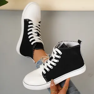 Close-up van zwart-witte high-top canvas sneakers met een ademend ontwerp van stof