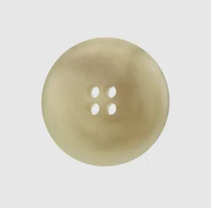 Vue détaillée d'un bouton classique en résine beige à quatre trous pour vêtements haut de gamme