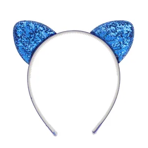 Dettaglio di un cerchietto con orecchie da gatto in paillettes blu glitterate per feste