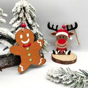 Detalle de adornos navideños de madera con forma de hombre de jengibre y reno