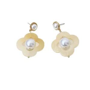 Élégantes boucles d'oreilles trèfle vintage avec pétales crème et perles blanches