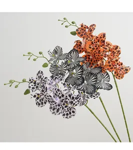 Dettaglio ramo di orchidea artificiale, fiore motivo animale 3d per decorazioni.