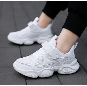 Detailansicht atmungsaktiver weißer Mesh-Sneaker für Kinder mit Klettverschluss