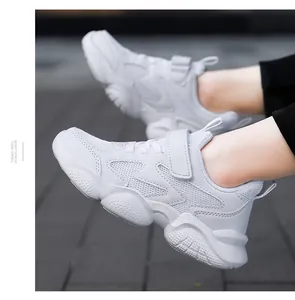 Seitenansicht der stylischen weißen atmungsaktiven Mesh-Sportschuhe für Kinder im Freien