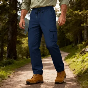 Pantaloni cargo tattici blu navy vintage da uomo in scena di escursionismo
