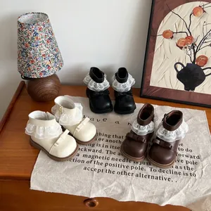 Detailopname van winterlaarzen voor meisjes met kanten ruches en strikken in drie kleuren
