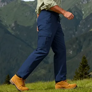 Dettaglio dei pantaloni cargo tattici blu navy da uomo in uno scenario montano