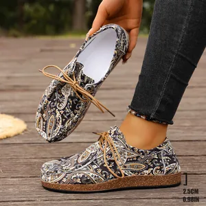 Λεπτομέρεια από πάνινα παπούτσια paisley με σόλα πλατφόρμας από φελλό 2,5 cm