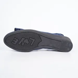 Vista dettagliata della suola antiscivolo nera con motivo LOVE per scarpe con zeppa blu.