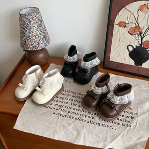 Elegante winterlaarzen voor meisjes met kanten ruches en strikdetails in crème zwart en bruin