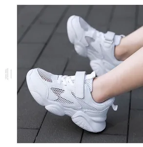 Detailansicht der weißen, atmungsaktiven Mesh-Sneaker für Kinder mit Klettverschluss