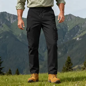 Vista dettagliata dei pantaloni cargo tattici neri da uomo all'aperto