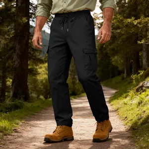 Dettaglio dei pantaloni cargo tattici neri con tasche a patta e vita elastica