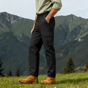 Vista laterale di pantaloni cargo neri da uomo con grandi tasche laterali in montagna