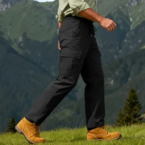 Foto lifestyle all'aperto di pantaloni cargo tattici neri da uomo con tasche laterali.