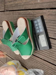 Vue détaillée de sandales compensées vertes avec velcro pesant 127,2 grammes