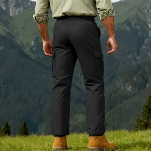 Vista posteriore dettagliata dei pantaloni cargo tattici neri da uomo all'aperto