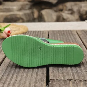 Gros plan de la semelle de sandale à plateforme verte avec texture antidérapante