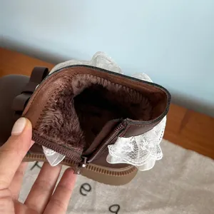 Detail van winterlaarzen voor meisjes met warme voering van imitatiebont en kanten ruches