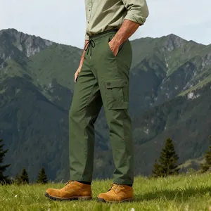Dettaglio di pantaloni cargo tattici da uomo verde oliva in un ambiente montano