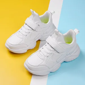 Weiße Kindersportschuhe für alle Jahreszeiten mit atmungsaktivem Mesh und Klettverschluss
